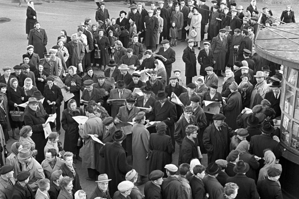 Очередь у газетного киоска в Новосибирске, 13 апреля 1961 года. Фото: © РИА Новости/Лев Поликашин