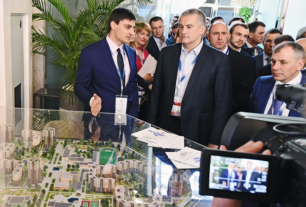 Глава Крыма Сергей Аксенов и спикер Госсовета республики Владимир Константинов на церемонии открытия выставки инвестиционных проектов в ходе ЯМЭФ