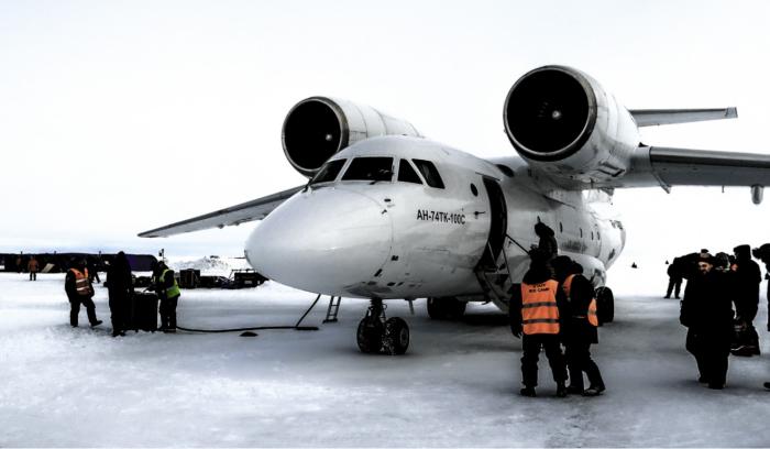 Российский самолет АН-74 на взлетно-посадочной полосе станции Барнео. 