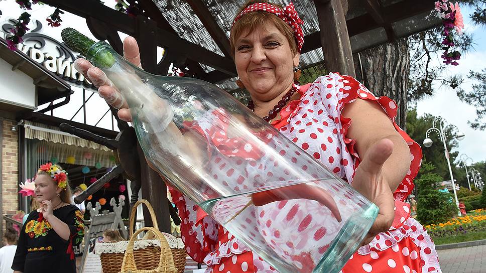 Цены на кубанские вина тоже кусаются, и отдыхающие, как умеют, высчитывают правильное соотношение «грамм—копейка—градус»
