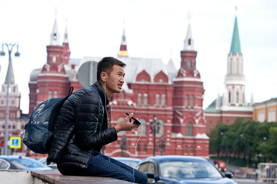 Москвичи предлагают гостям свое жилье недорого – за $58 (город делит 73-74-е места со столицей Бразилии). Почти за такие же деньги ($57) можно остановиться в квартирах петербуржцев (за прошедший год они стали просить с приезжих на 24% больше) и пекинцев