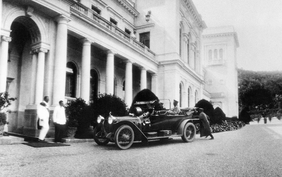 Фото ИТАР-ТАСС / Архив Император Николай II выходит из автомобиля у Ливадийского дворца в Крыму (1912 г)