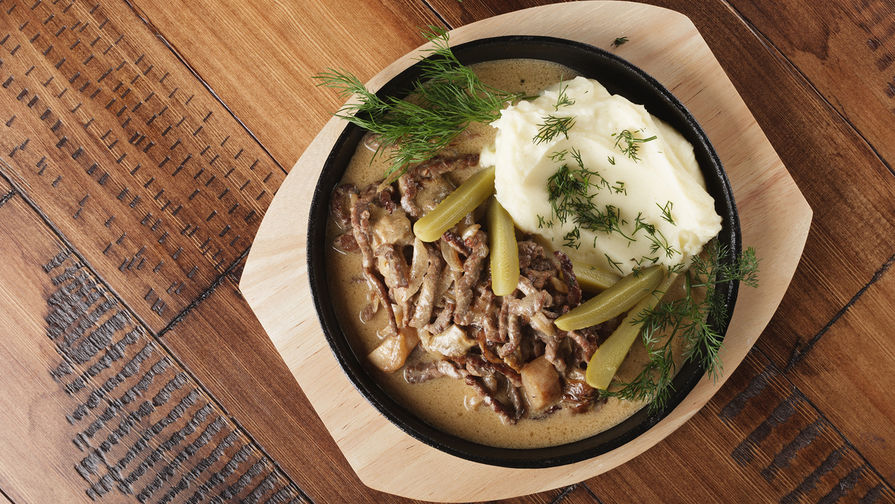 Бефстроганов с солеными огурцами и картофельным пюре