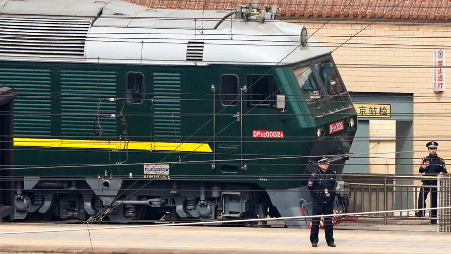 Сотрудники полиции рядом с поездом лидера КНДР Ким Чен Ына на железнодорожном вокзале в Пекине, 27...