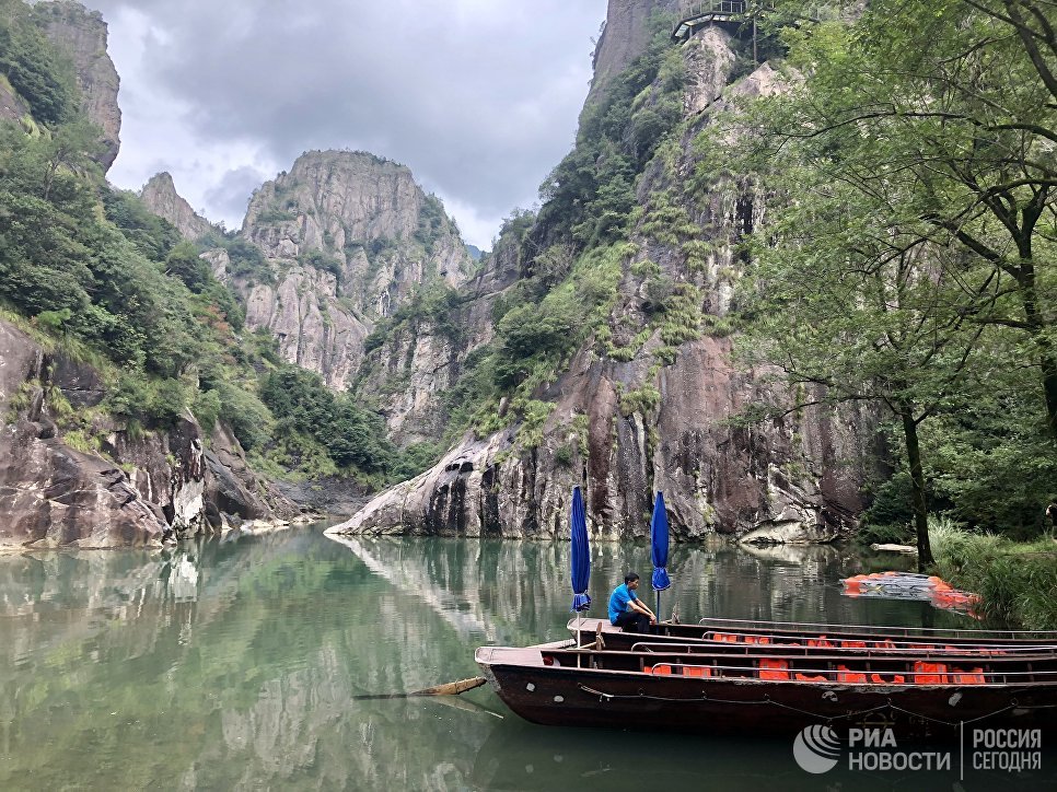 Лодочник в пейзажном районе Наньсицзян, Чжэцзян, Китай