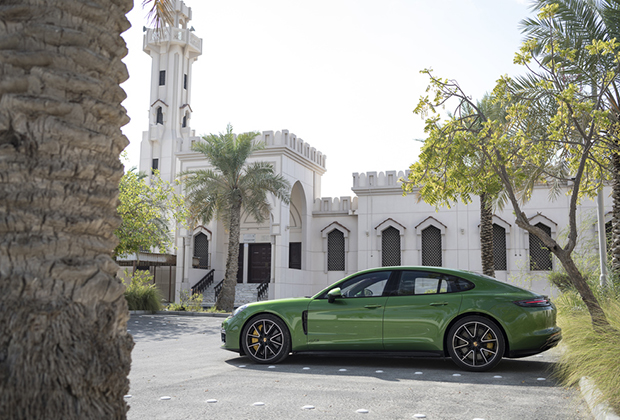 Версия GTS — самая драйверская модификация в гамме Porsche Panamera, но далеко не сама мощная. Она оснащена тем же двигателем V8 4.0 с двумя турбинами, что и флагманские Turbo и Turbo S, но мотор дефорсирован с 550 лошадиных сил и 770 ньютон-метров до 460 лошадиных сил и 620 ньютон-метров. В итоге разгон до 100 километров в час занимает 4,1 секунды, а максимальная скорость составляет 292 километра в час.  