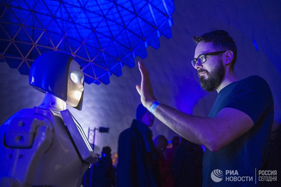 На открытии самого большого в России планетария с куполом диаметром 37 метров на территории старинного газгольдера на набережной Обводного канала в Санкт-Петербурге.