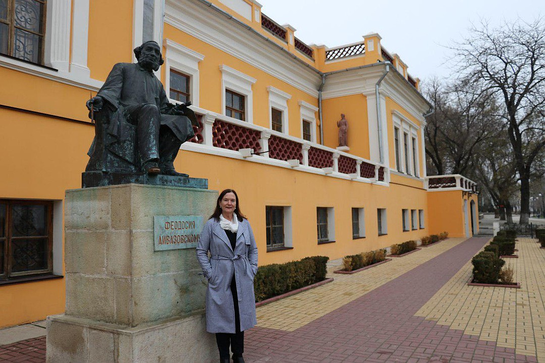 Прапраправнучка художника посетила галерею Айвазовского. Фото: пресс-служба Совмина РК
