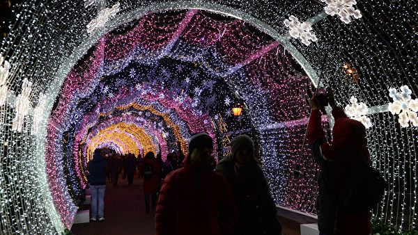 Прохожие на Тверском бульваре в Москве
