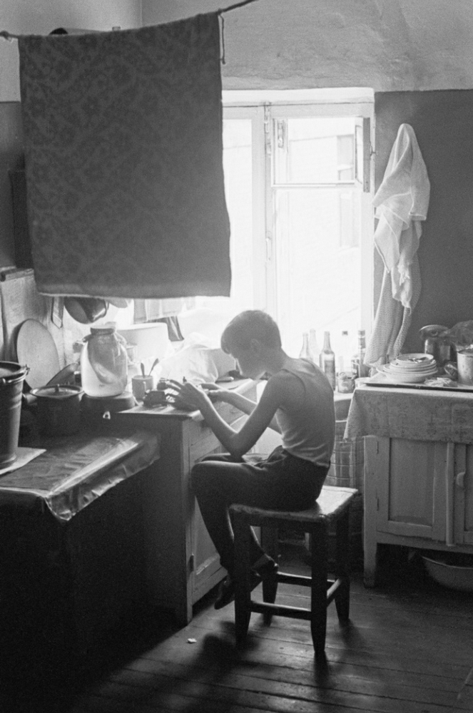 photosbyigorpalminphotos-41Moscow. A communal apartment, having breakfast in the kitchen, 1972 photosbyigorpalminphotos-41Moscow. A communal apartment, having breakfast in the kitchen, 1972