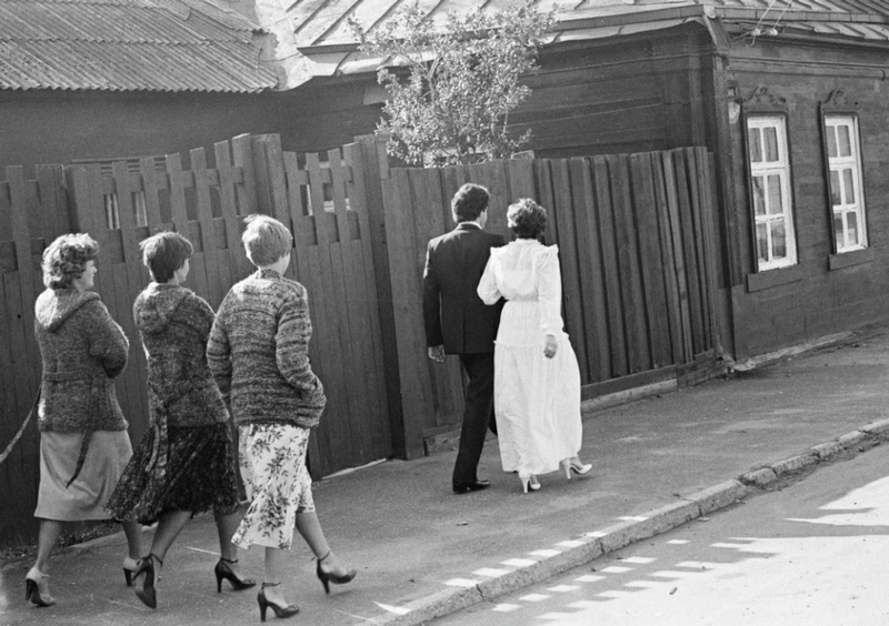 photosbyigorpalminphotos-51Kolomna, the Moscow Region. A weddings procession, 1981 photosbyigorpalminphotos-51Kolomna, the Moscow Region. A weddings procession, 1981