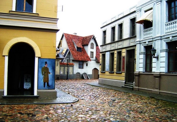 film-city-decorations-russia-15