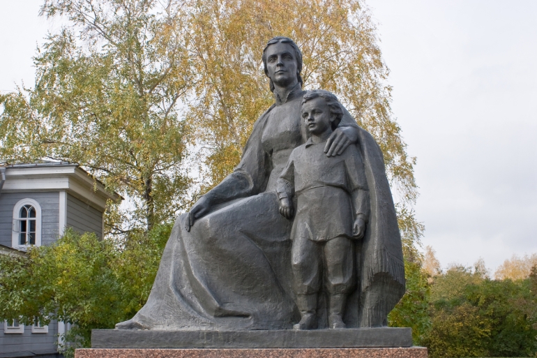 Памятник Марии Ульяновой и Ульянову Владимиру в городе Ульяновске. Фото: Павел Парменов/Фотобанк Лори. Strana.Ru
