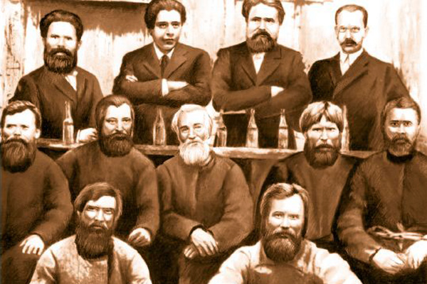 Оправданные мултанцы и их защитники: Стоят слева направо: В.Г. Короленко, Н.П. Карабчевский, М.И. Дрягин, П.М. Красников, 4 июня 1896 года. Источник: unatlib.org.ru