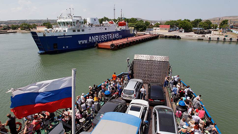 Чтобы преодолеть 5 км водной глади на пароме, путешественникам приходится выстаивать многочасовые очереди   