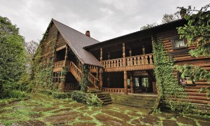 В старой деревянной избе можно не только попить отменно заваренного чая с вареньем и медом, но и прослушать лекцию о чае, узнать как он растет, как его собирают и заваривают.