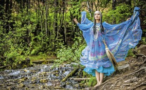 Платье для этой фотосессии создала певица и дизайнер Уруйдаана Харитонова, призер «Недели моды» в Якутске. На легкой ткани – принты якутских узоров, а традиционная якутская махалка из конского хвоста превратилась в оригинальную сумочку.