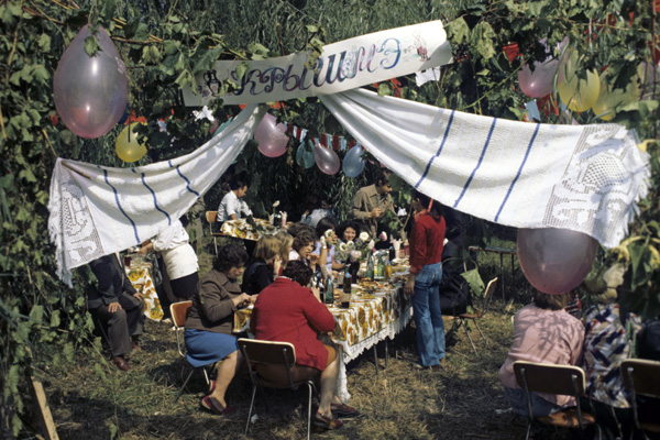 Застолье на районном празднике осени, Кишинев, 1 сентября 1978 года. Фото: Фред Гринберг / РИА Новости