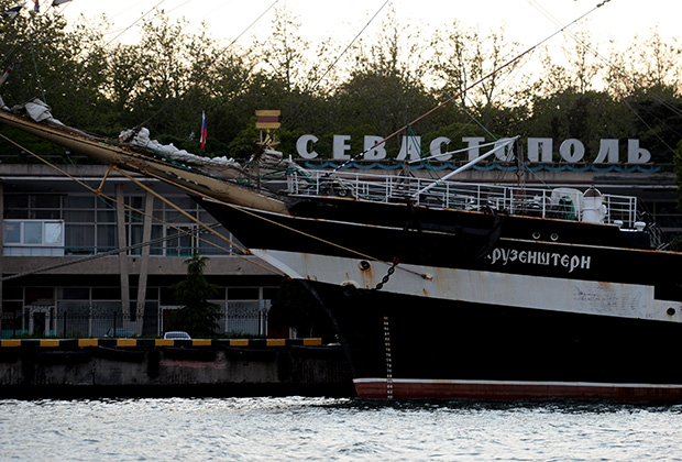 Учебно-парусное судно Росрыболовства в порту Севастополя
