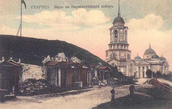 Вот открыточка. Как мне показалось, тут не совсем точно соблюдены пропорции – там более крутая горка и кузницы слева находятся намного дальше от собора.