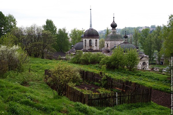 Пожалуй, самым красивым и запоминающимся зданием в Старице можно считать церковь Параскевы Пятницы. Даже монастырь отходит на второй план по сравнению с этой небольшой церковью.