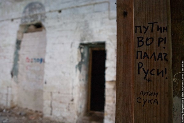 Есть тут и вездесущий премьер. Владимир Владимирович, не хотите в Старицу заехать? Тут есть на что деньги потратить.